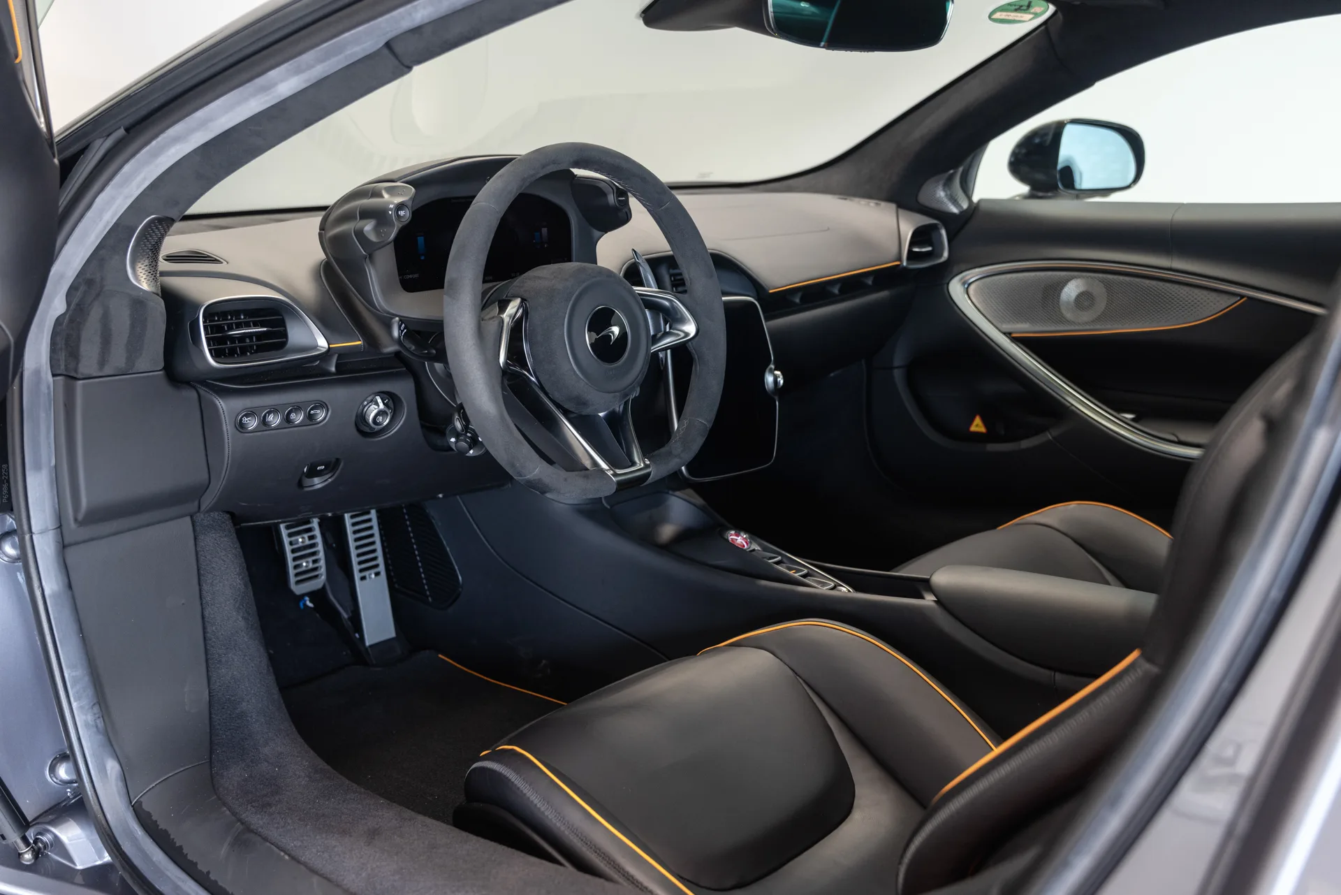 2025 McLaren Artura, 3/22
