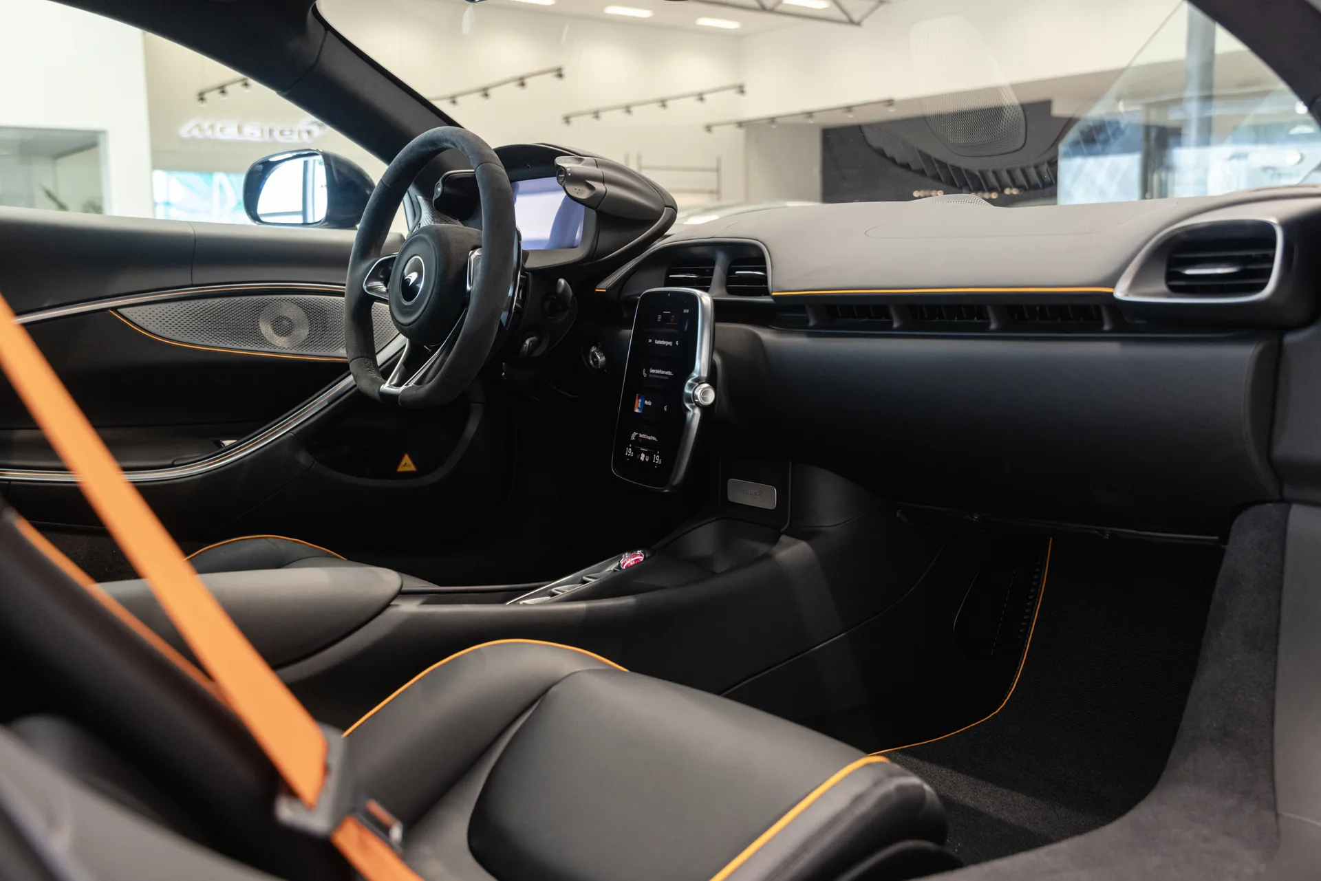 2025 McLaren Artura, 4/22