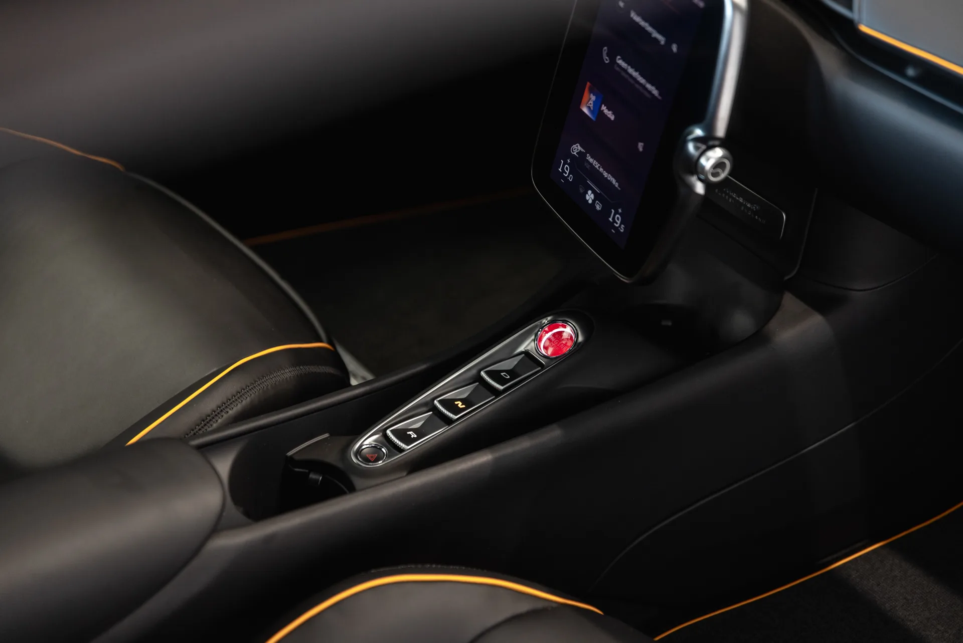 2025 McLaren Artura, 8/22