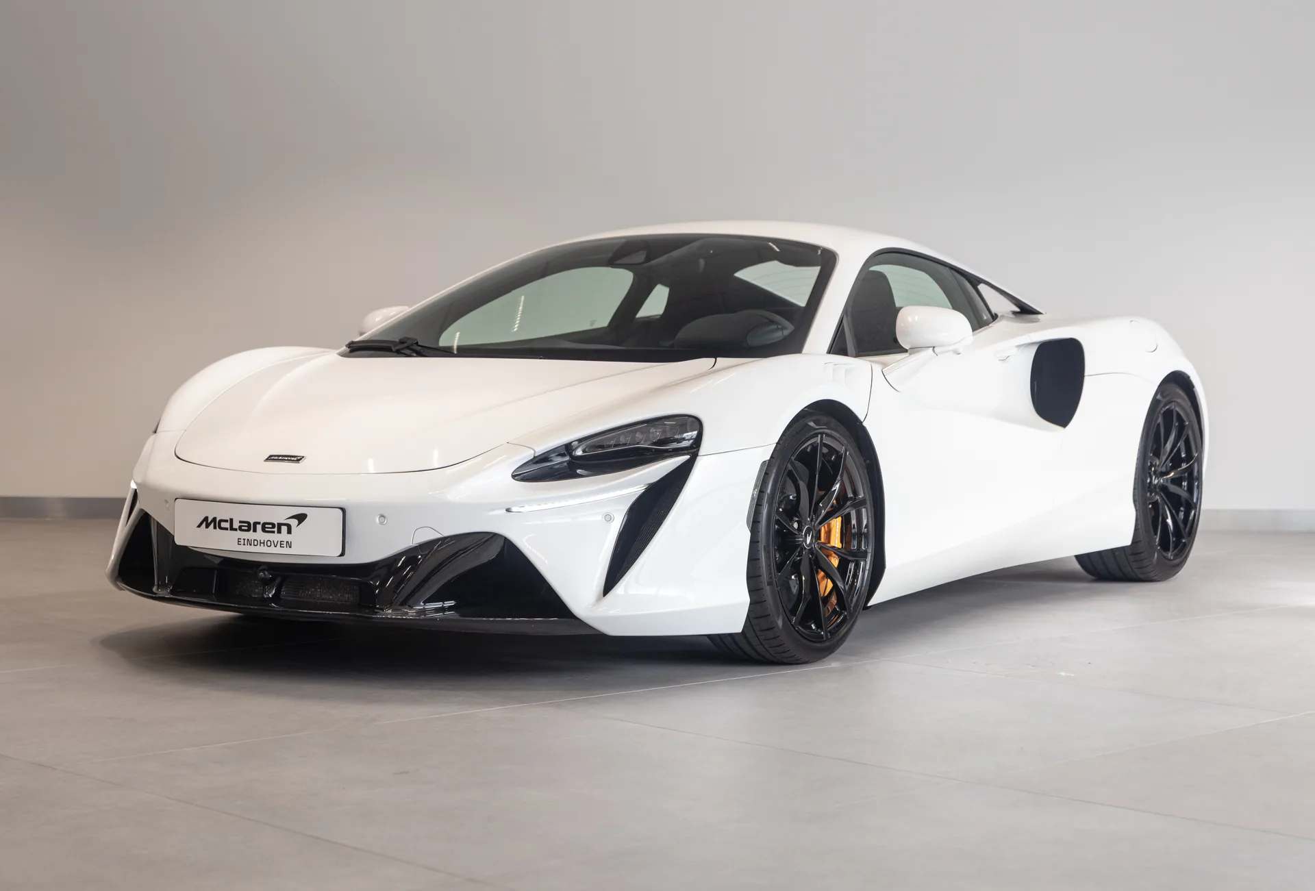 2025 McLaren Artura offered by a specialist dealer in Eindhoven, Netherlands, main photo
