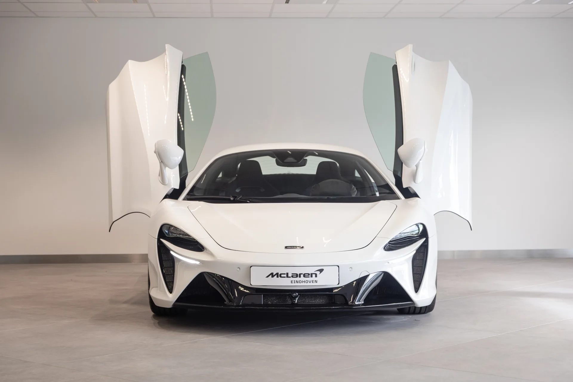 2025 McLaren Artura, 3/23