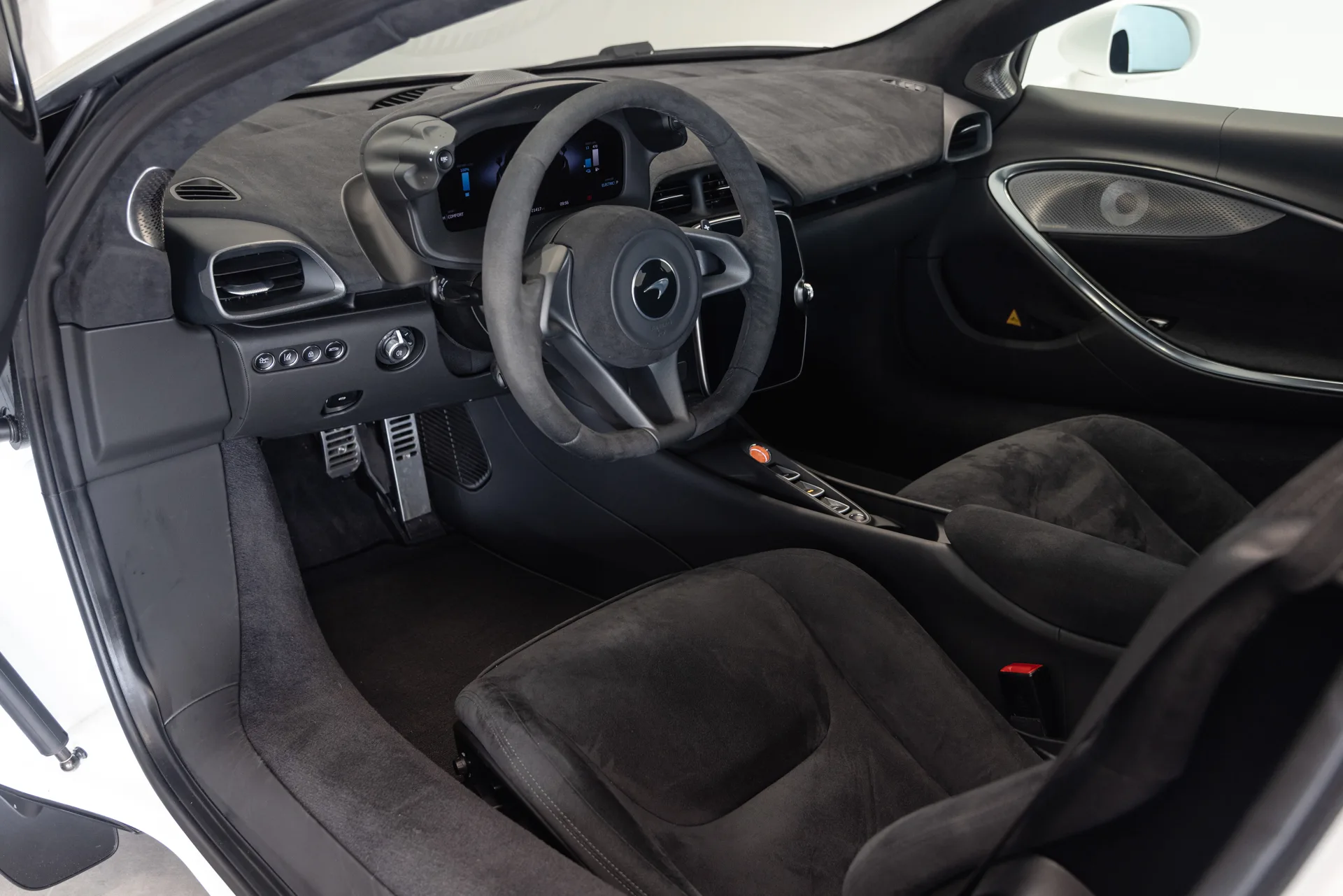 2025 McLaren Artura, 5/23
