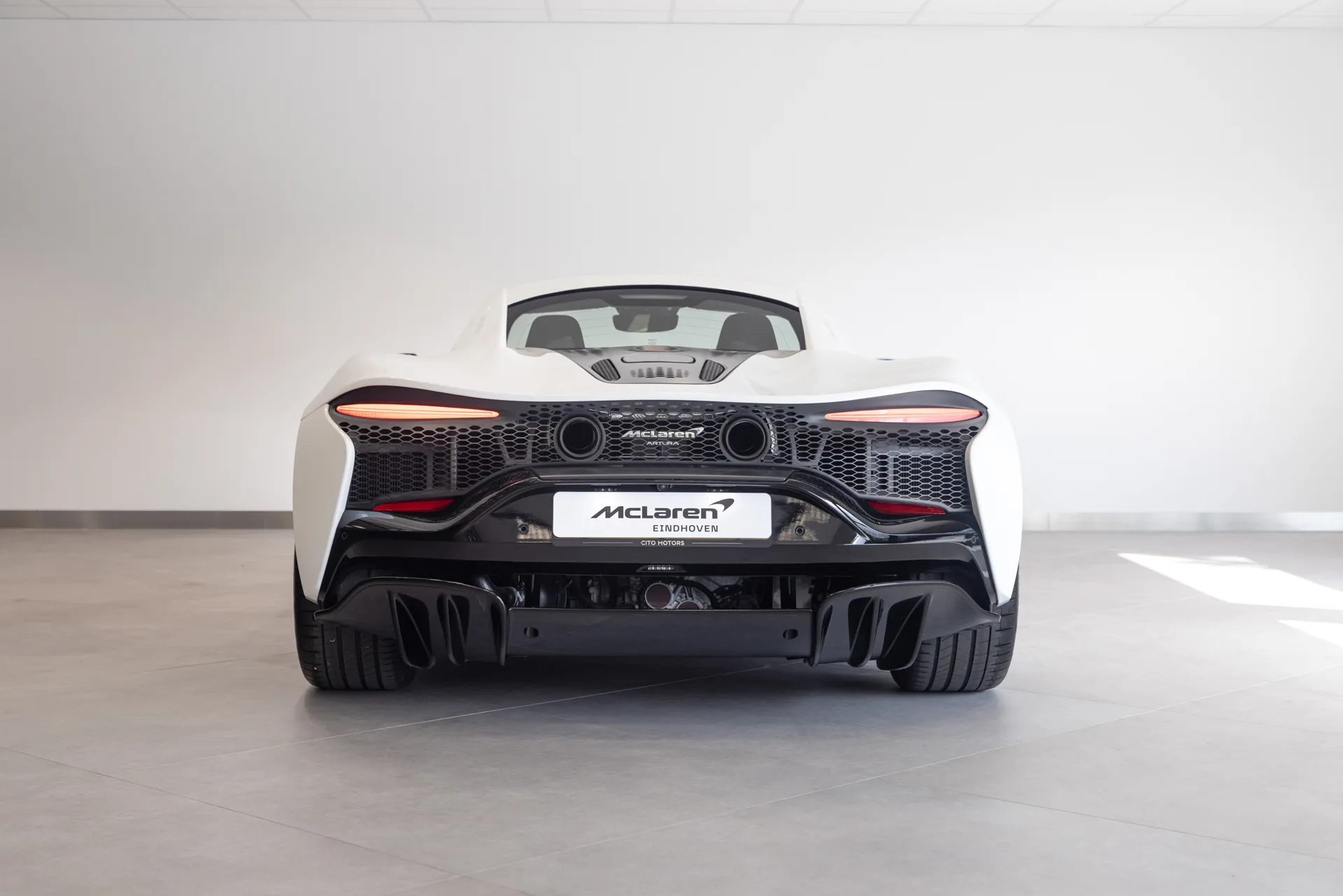 2025 McLaren Artura, 8/23