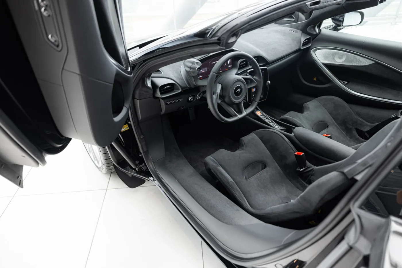 2025 McLaren Artura Spider offered by an official McLaren and Morgan dealer in Utrecht, Netherlands, photo 3 of 25