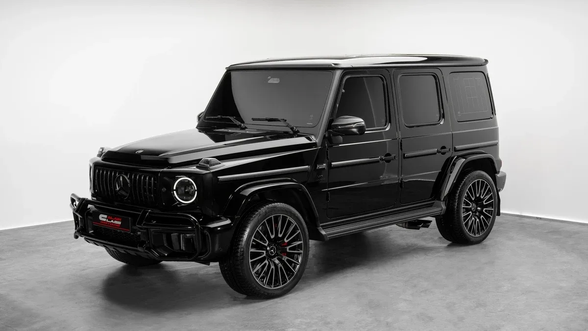 2025 Mercedes-AMG G 63 en un concesionario especializado de Dubái, Emiratos Árabes Unidos, foto principal