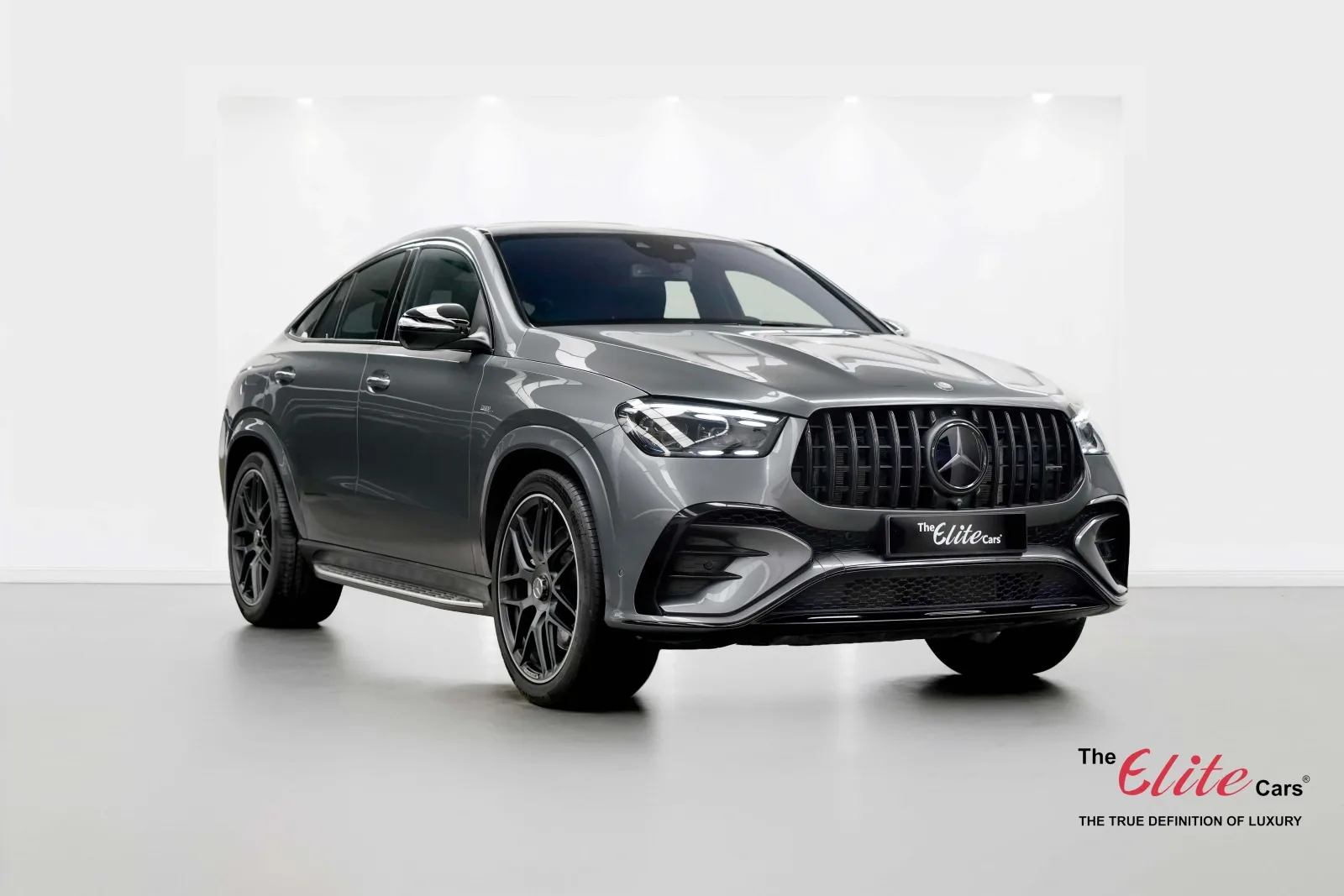 2025 Mercedes-AMG GLE 53 4MATIC+ en un concesionario especializado de Dubái, Emiratos Árabes Unidos, foto principal