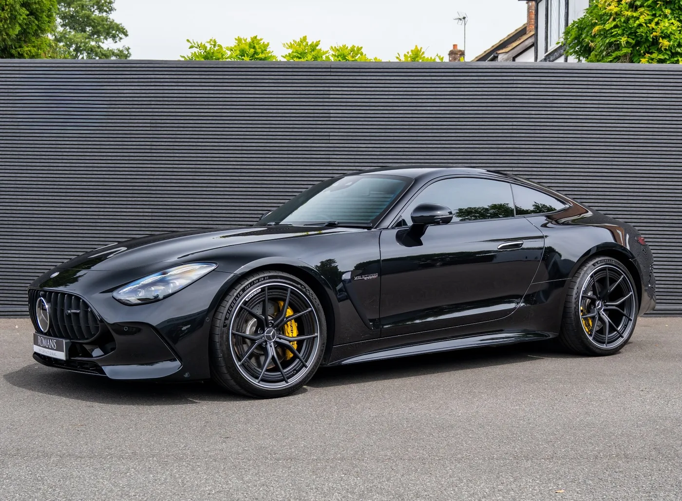 2025 Mercedes-AMG GT 63 Premium Plus proposée par un concessionnaire spécialisé à Banstead, Royaume-Uni, photo 2 sur 15