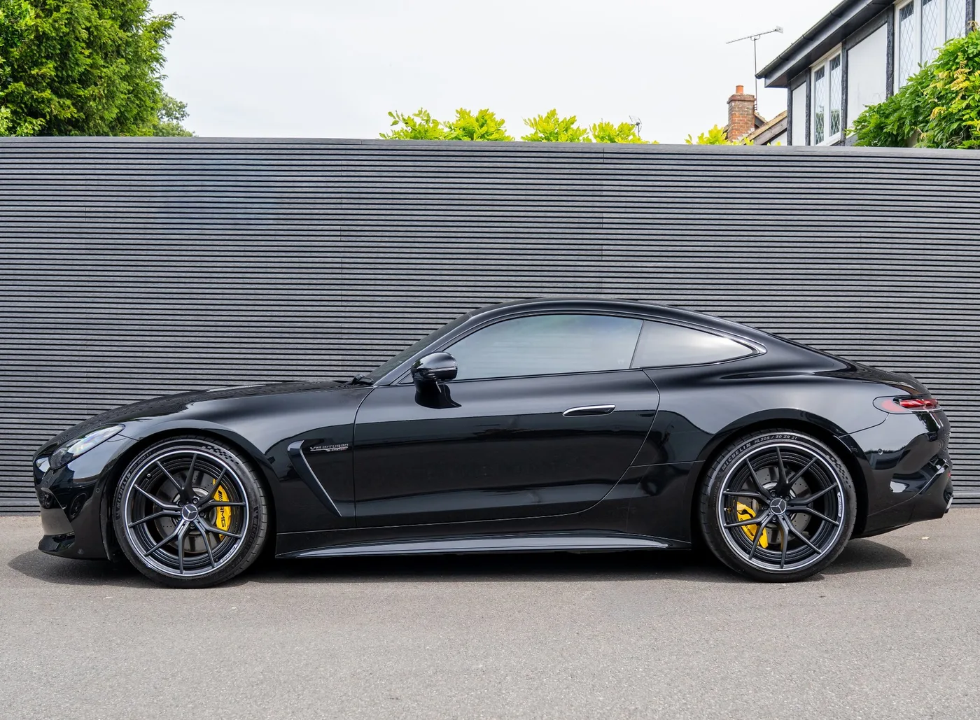 2025 Mercedes-AMG GT 63 Premium Plus proposée par un concessionnaire spécialisé à Banstead, Royaume-Uni, photo 3 sur 15