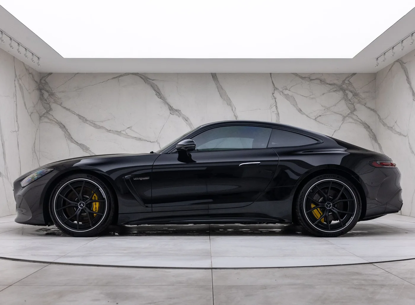 2025 Mercedes-AMG GT 63 Premium Plus proposée par un concessionnaire spécialisé à Banstead, Royaume-Uni, photo 5 sur 15