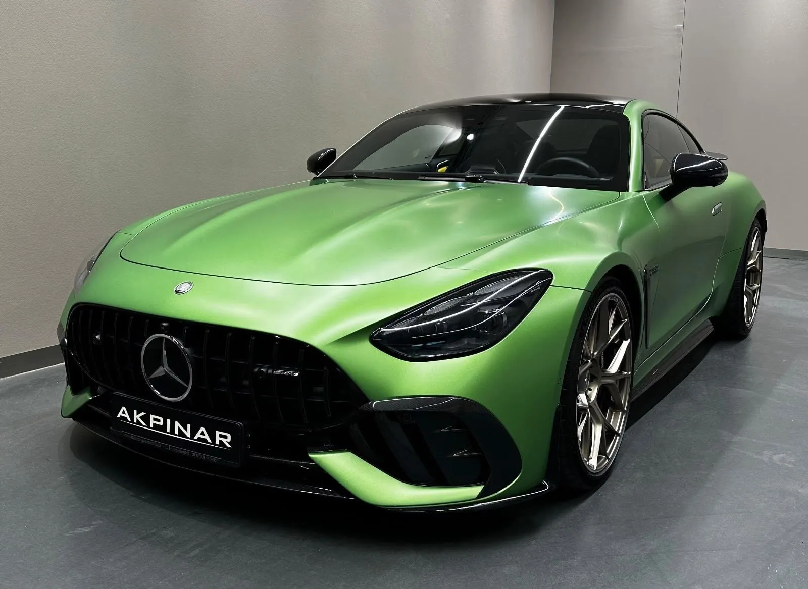 2025 Mercedes-AMG GT 63 PRO proposée par un concessionnaire spécialisé à Holzgerlingen, Allemagne, photo principale