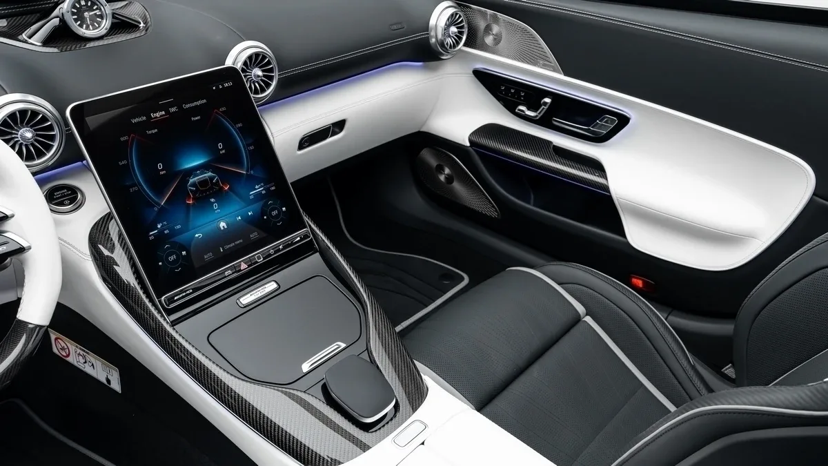 2025 Mercedes-AMG PureSpeed angeboten von einem Fachhändler in Dubai, Vereinigte Arabische Emirate, Foto 14 von 25