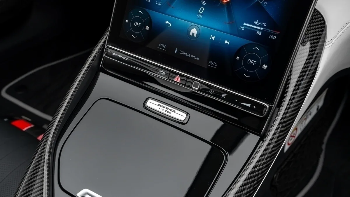 2025 Mercedes-AMG PureSpeed angeboten von einem Fachhändler in Dubai, Vereinigte Arabische Emirate, Foto 17 von 25