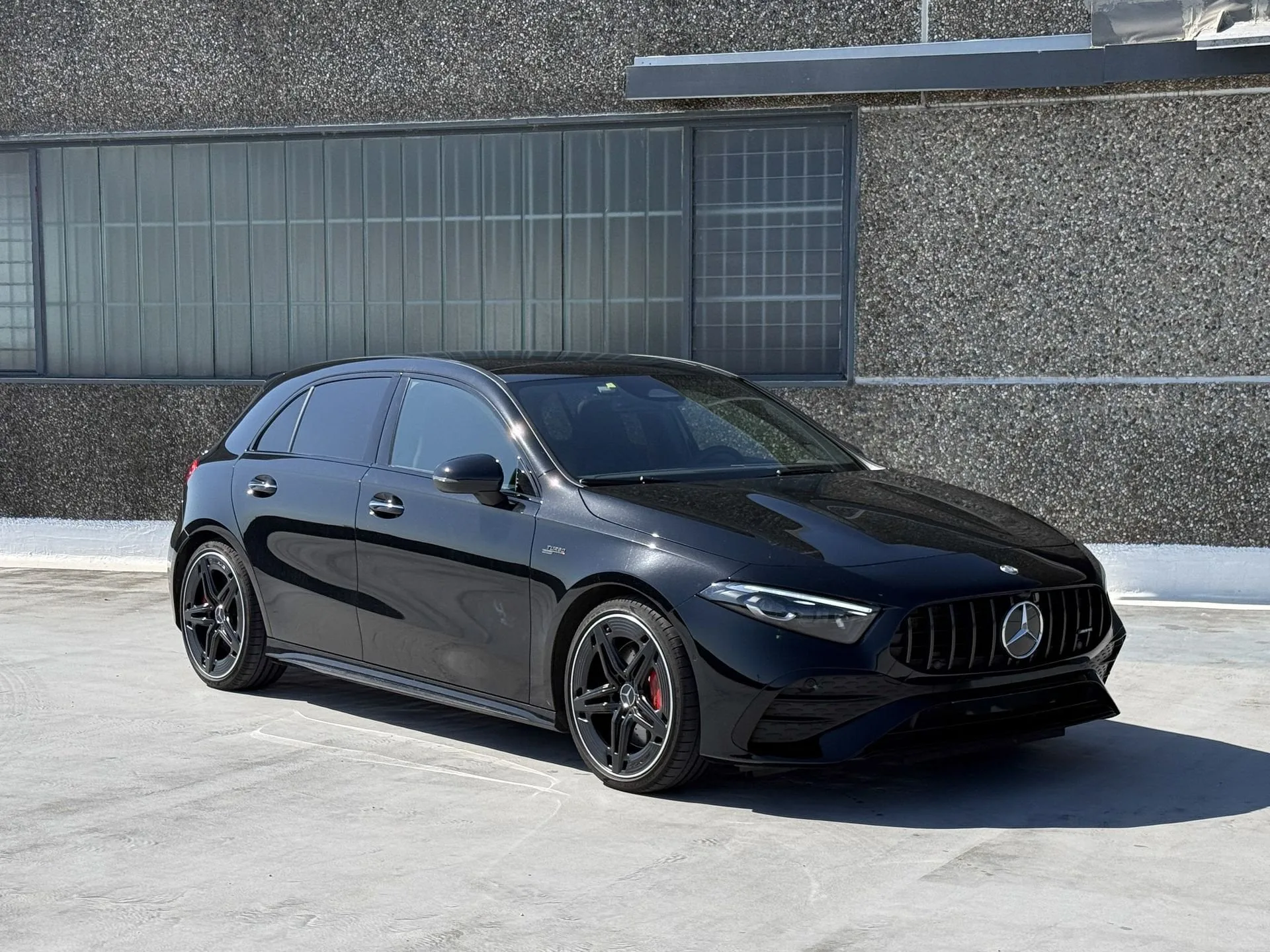 2025 Mercedes-AMG A 35 proposée par un concessionnaire spécialisé à Zibido San Giacomo, Italie, photo principale