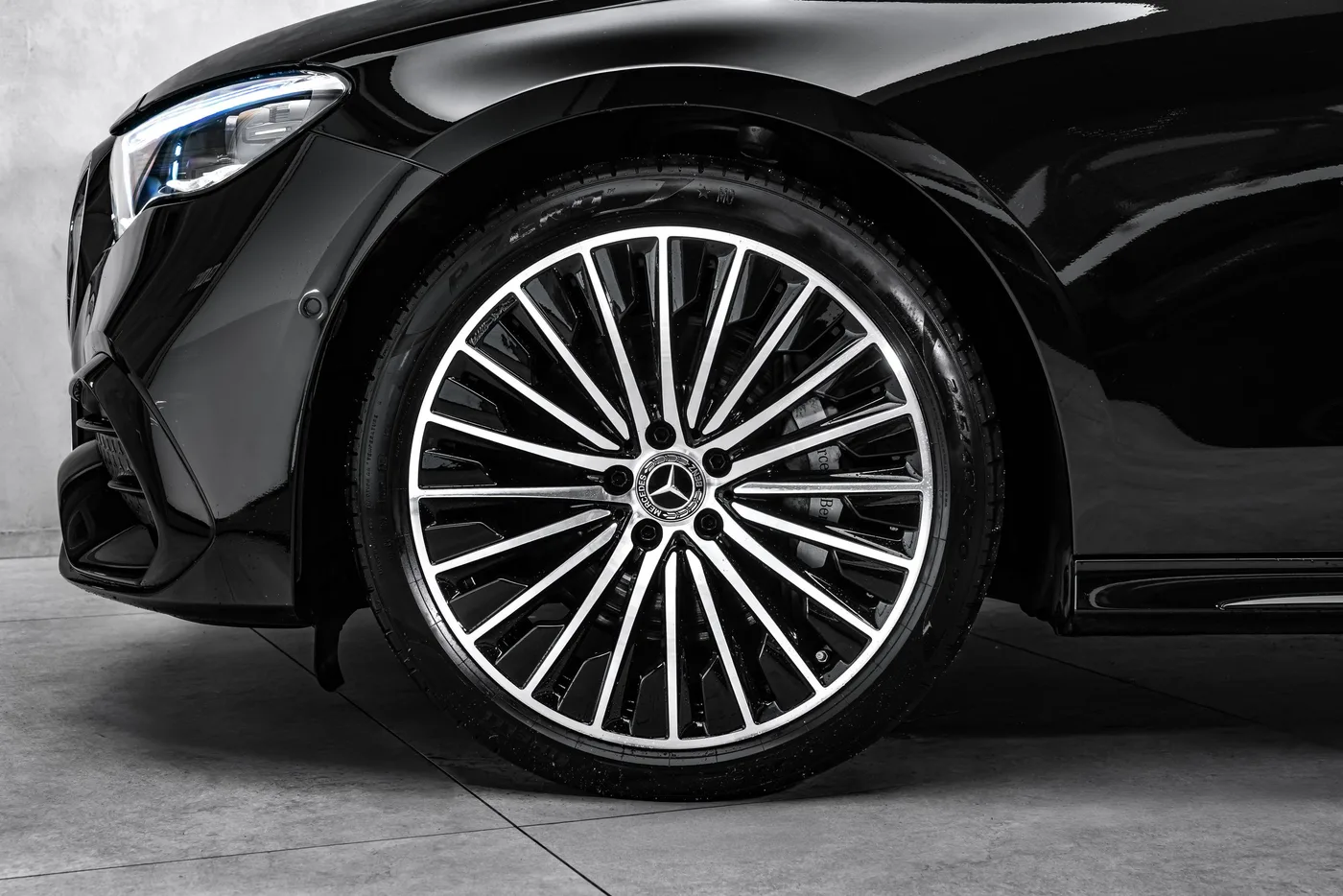 2025 Mercedes-Benz E 220 d 4MATIC, AMG Line proposée par un concessionnaire spécialisé à Ostrava, Tchéquie, photo 2 sur 15