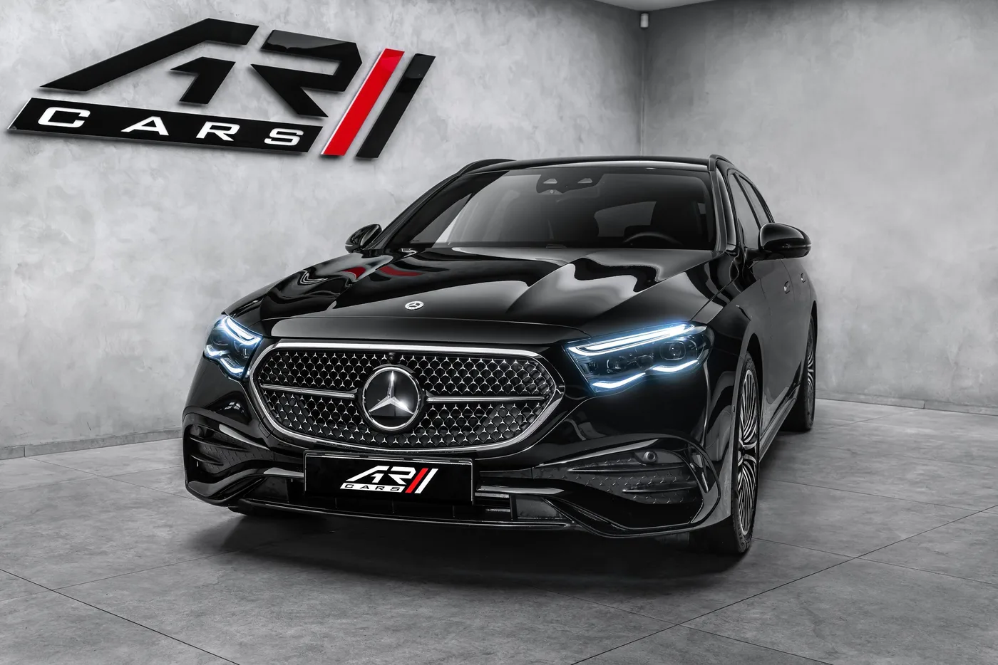 2025 Mercedes-Benz E 220 d 4MATIC, AMG Line proposée par un concessionnaire spécialisé à Ostrava, Tchéquie, photo 3 sur 15