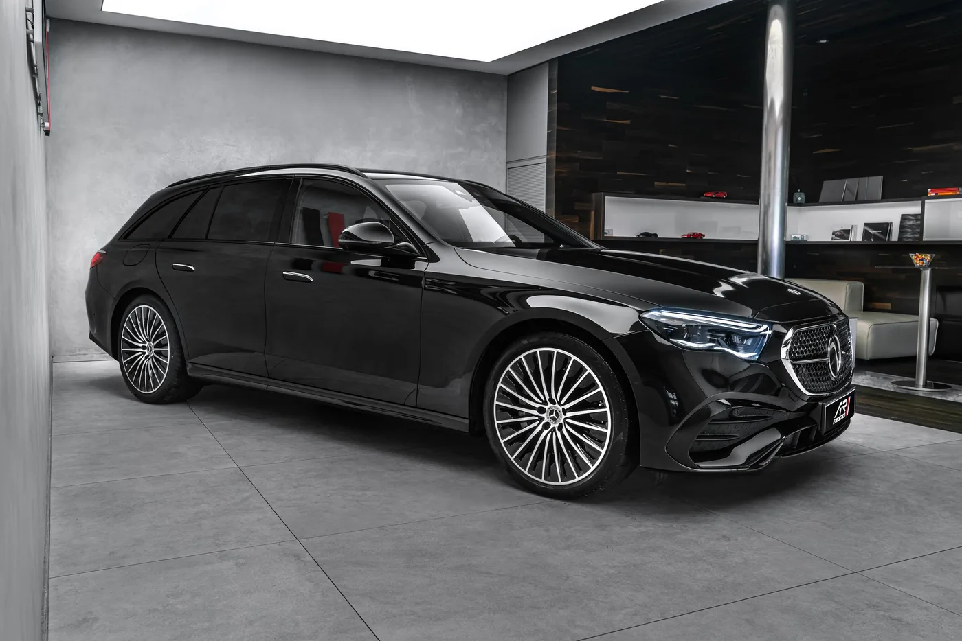 2025 Mercedes-Benz E 220 d 4MATIC, AMG Line proposée par un concessionnaire spécialisé à Ostrava, Tchéquie, photo 4 sur 15