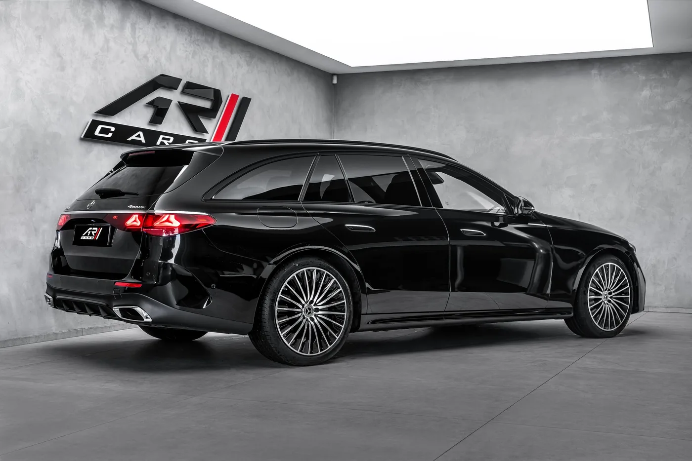 2025 Mercedes-Benz E 220 d 4MATIC, AMG Line proposée par un concessionnaire spécialisé à Ostrava, Tchéquie, photo 5 sur 15