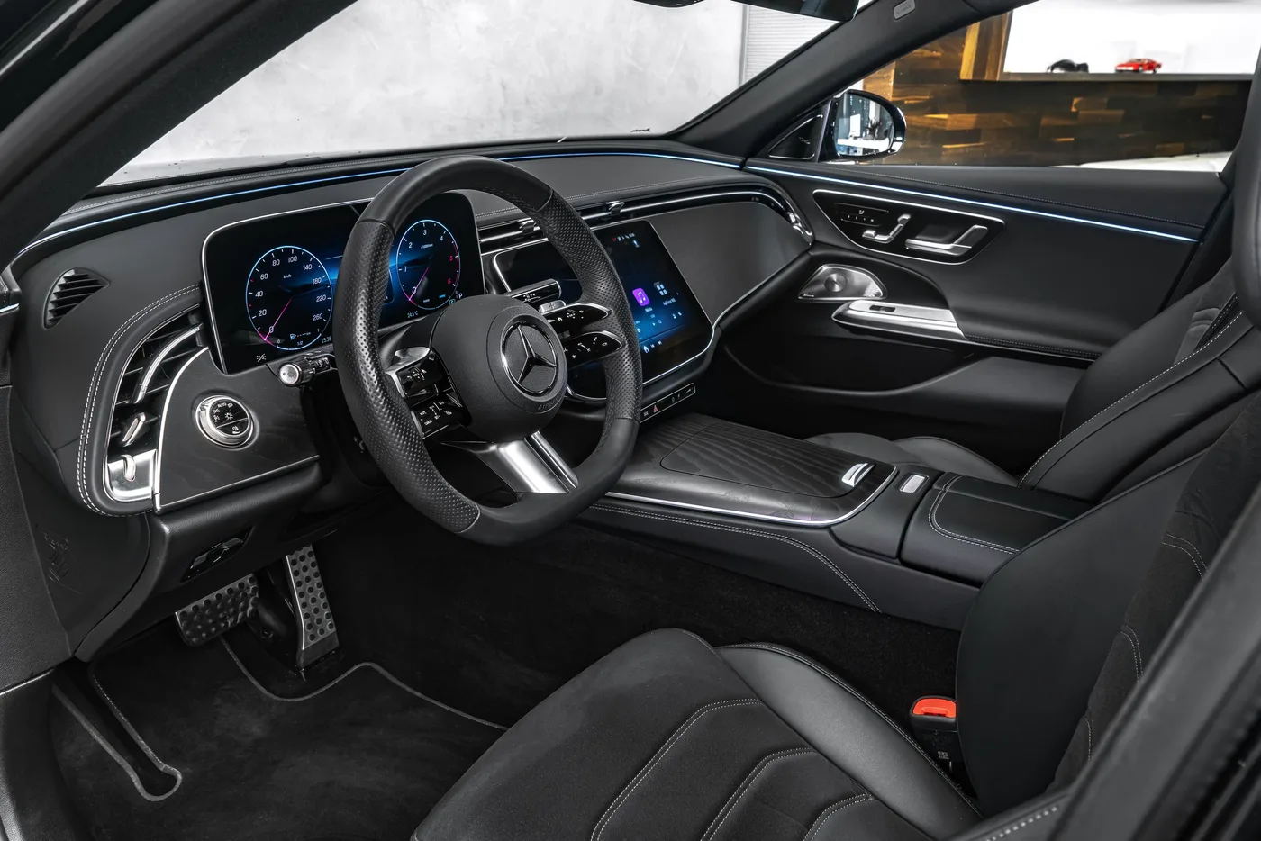 2025 Mercedes-Benz E 220 d 4MATIC, AMG Line proposée par un concessionnaire spécialisé à Ostrava, Tchéquie, photo 11 sur 15