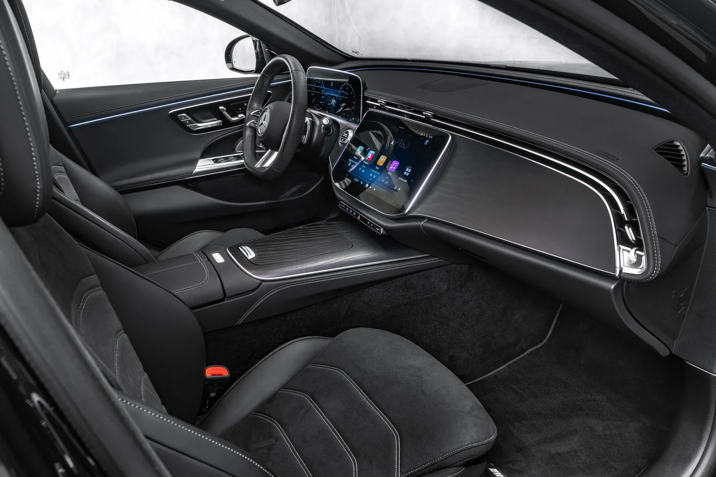 2025 Mercedes-Benz E 220 d 4MATIC, AMG Line proposée par un concessionnaire spécialisé à Ostrava, Tchéquie, photo 12 sur 15