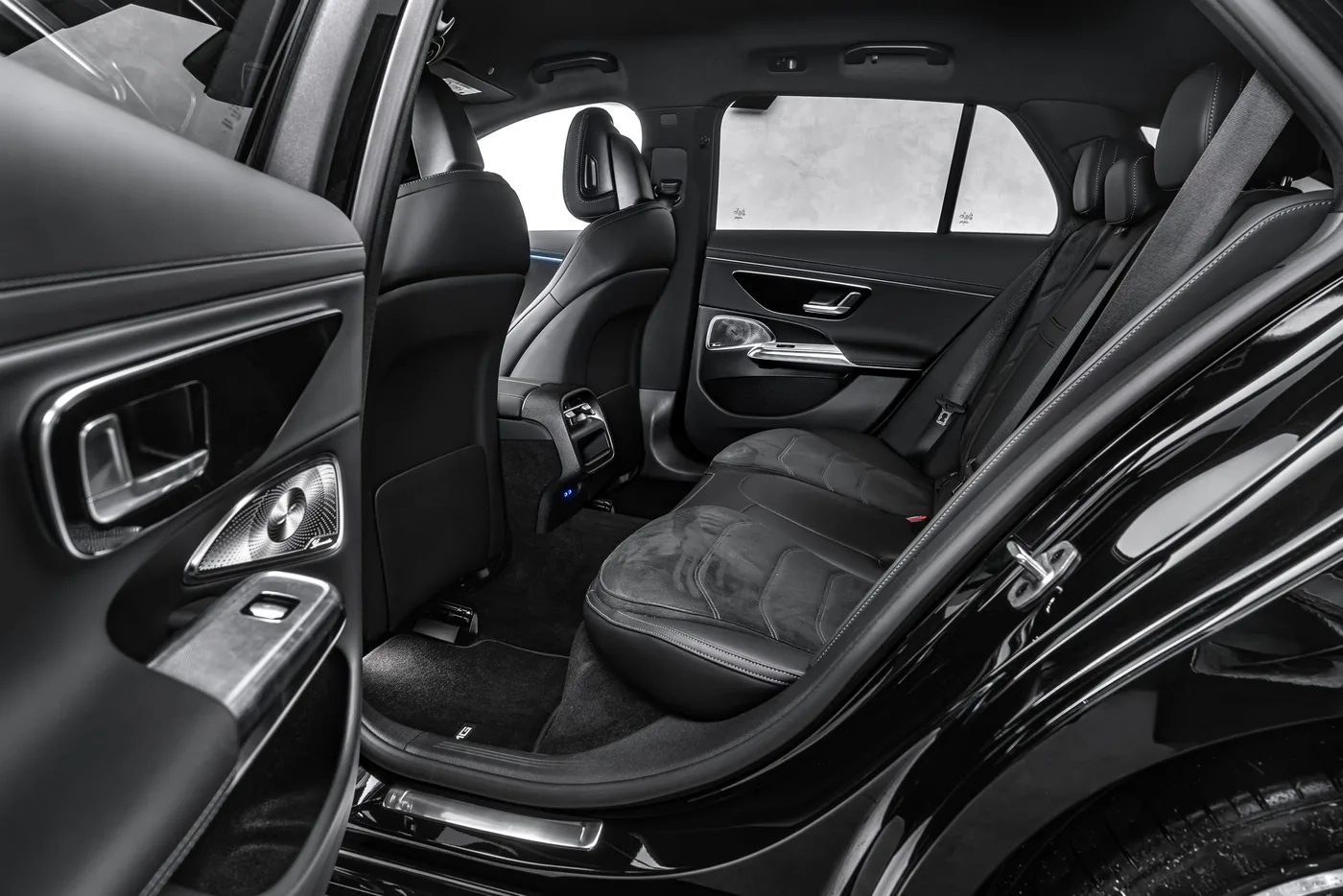 2025 Mercedes-Benz E 220 d 4MATIC, AMG Line proposée par un concessionnaire spécialisé à Ostrava, Tchéquie, photo 14 sur 15