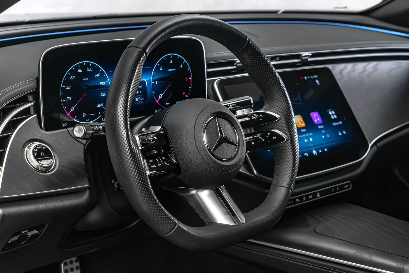 2025 Mercedes-Benz E 220 d 4MATIC, AMG Line proposée par un concessionnaire spécialisé à Ostrava, Tchéquie, photo 15 sur 15