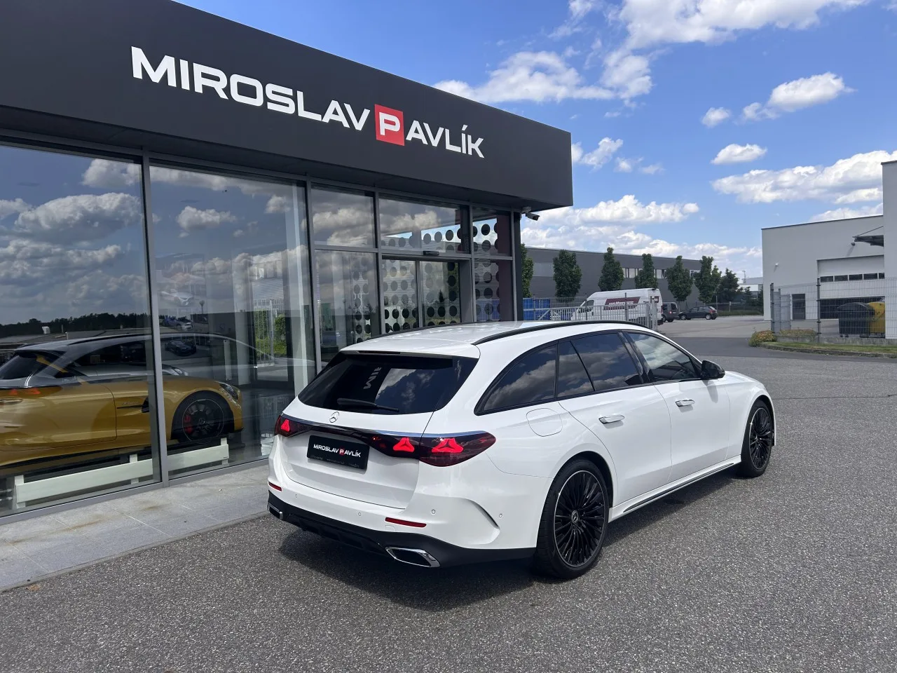 2025 Mercedes-Benz E 220 d 4MATIC, Estate, AMG Line angeboten von einem Fachhändler in Písek, Tschechien, Foto 4 von 30