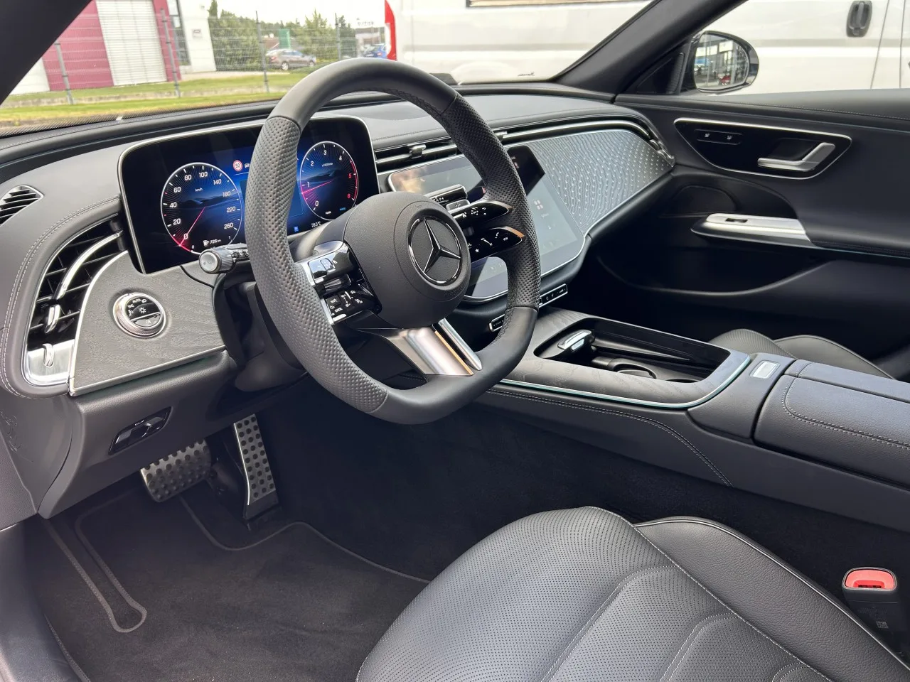 2025 Mercedes-Benz E 220 d 4MATIC, Estate, AMG Line angeboten von einem Fachhändler in Písek, Tschechien, Foto 13 von 30