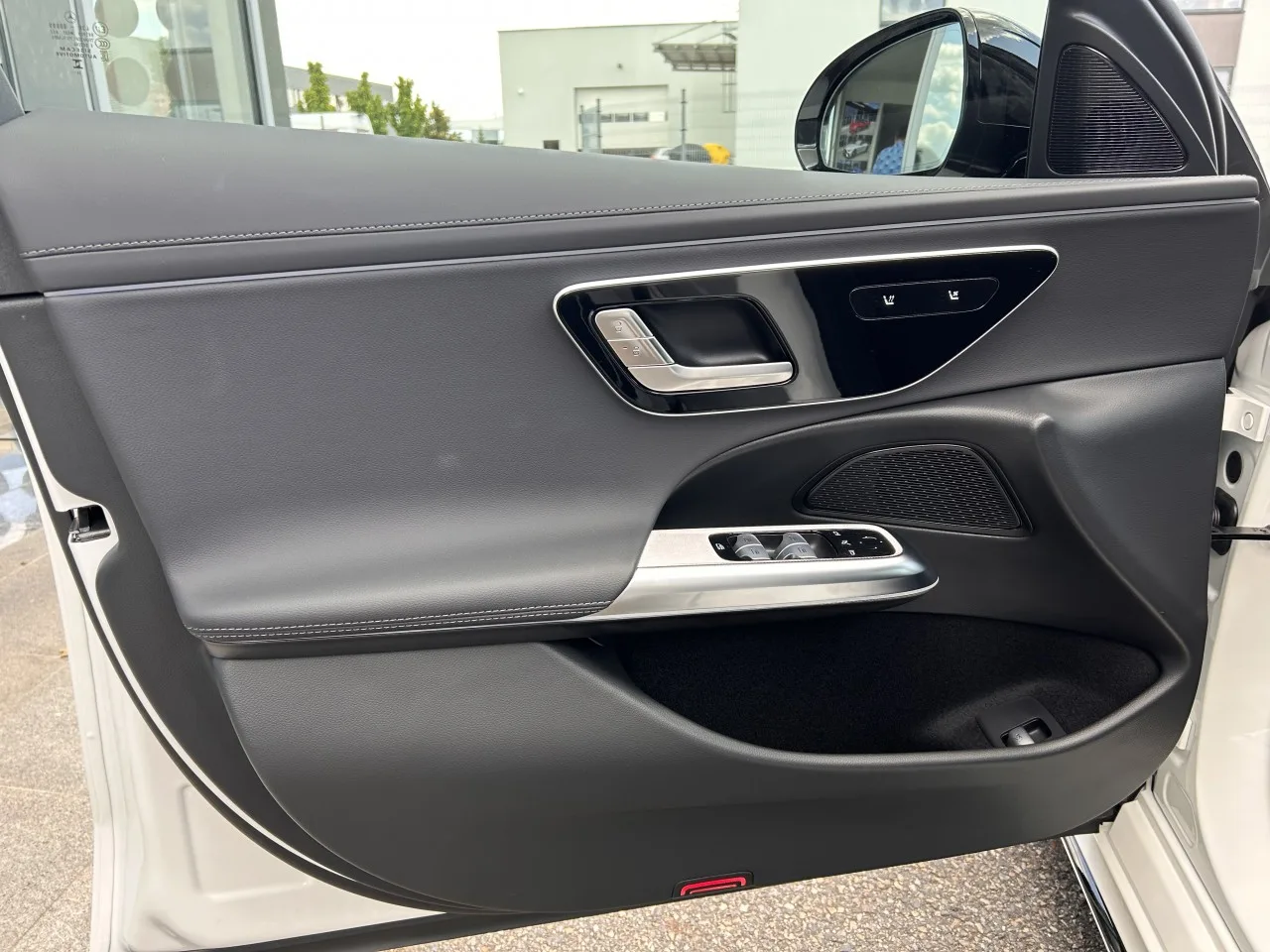 2025 Mercedes-Benz E 220 d 4MATIC, Estate, AMG Line angeboten von einem Fachhändler in Písek, Tschechien, Foto 15 von 30