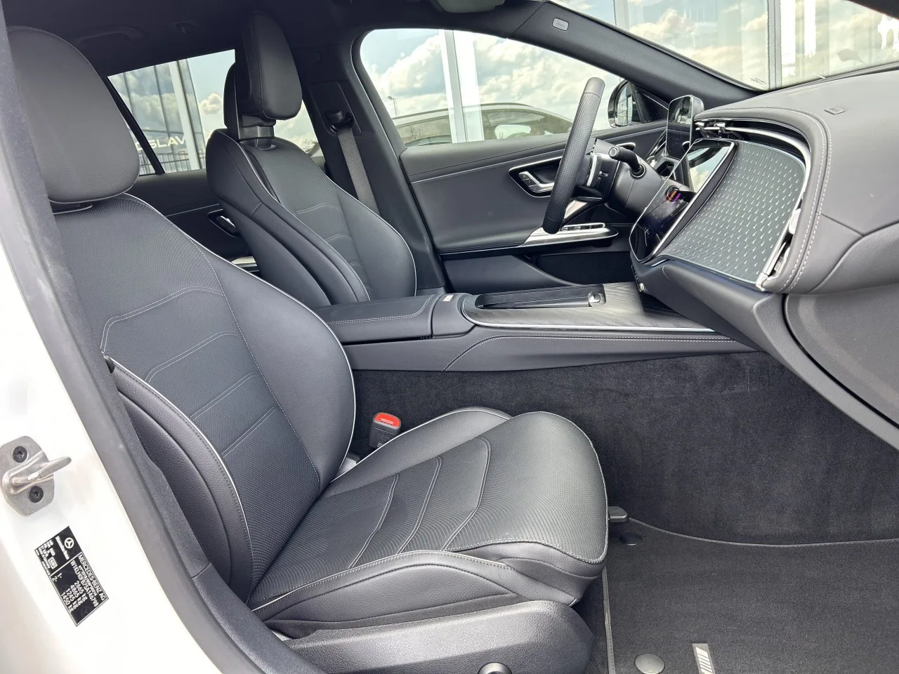 2025 Mercedes-Benz E 220 d 4MATIC, Estate, AMG Line angeboten von einem Fachhändler in Písek, Tschechien, Foto 25 von 30