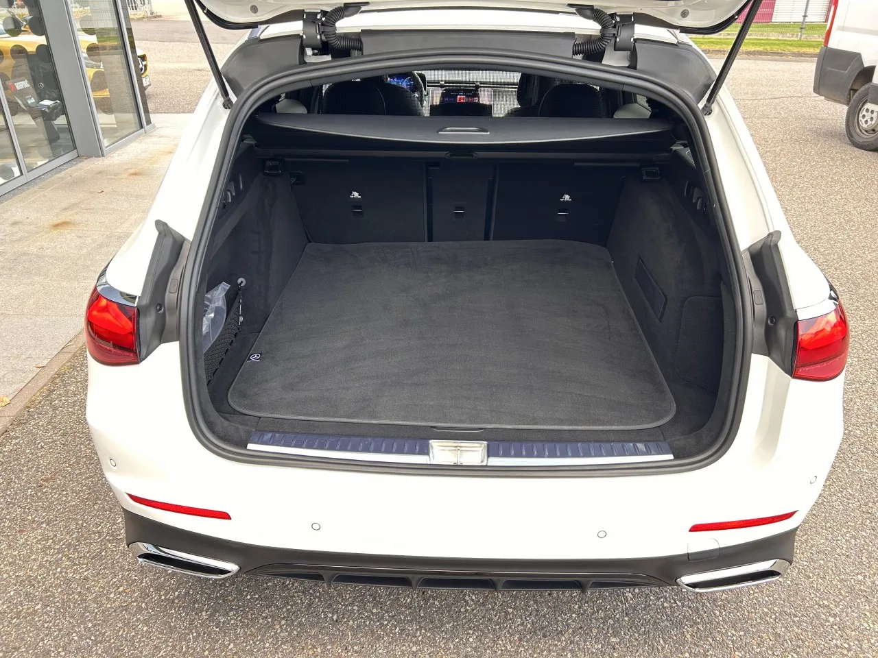 2025 Mercedes-Benz E 220 d 4MATIC, Estate, AMG Line angeboten von einem Fachhändler in Písek, Tschechien, Foto 28 von 30