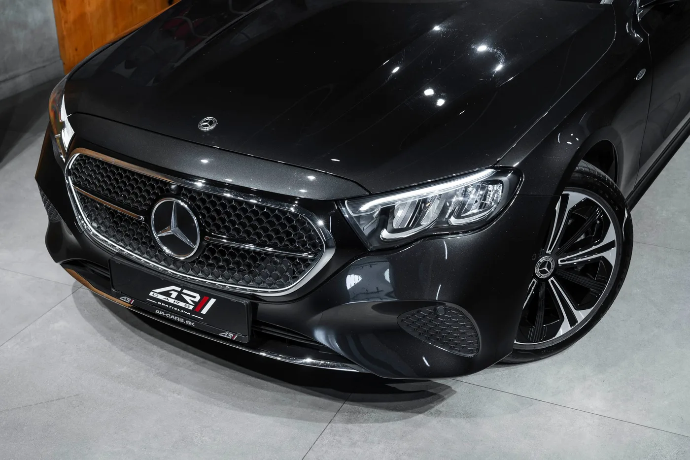 2025 Mercedes-Benz E 300 e offered by a specialist dealer in Bratislava, Slovakia, photo 4 of 15
