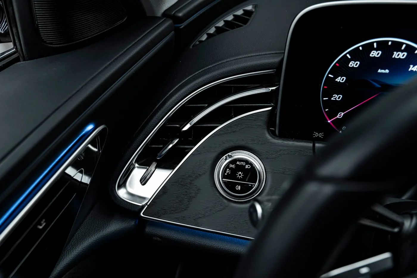 2025 Mercedes-Benz E 300 e offered by a specialist dealer in Bratislava, Slovakia, photo 13 of 15