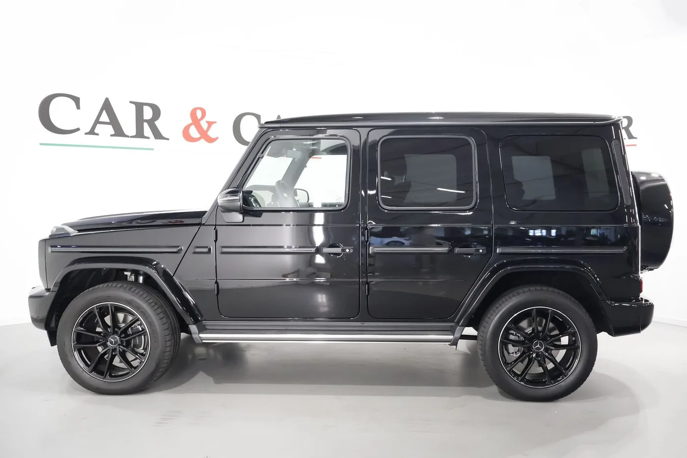 2025 Mercedes-Benz G 450 d AMG Line offered by a supercar dealer in Zibido San Giacomo, Italy, photo 6 of 25