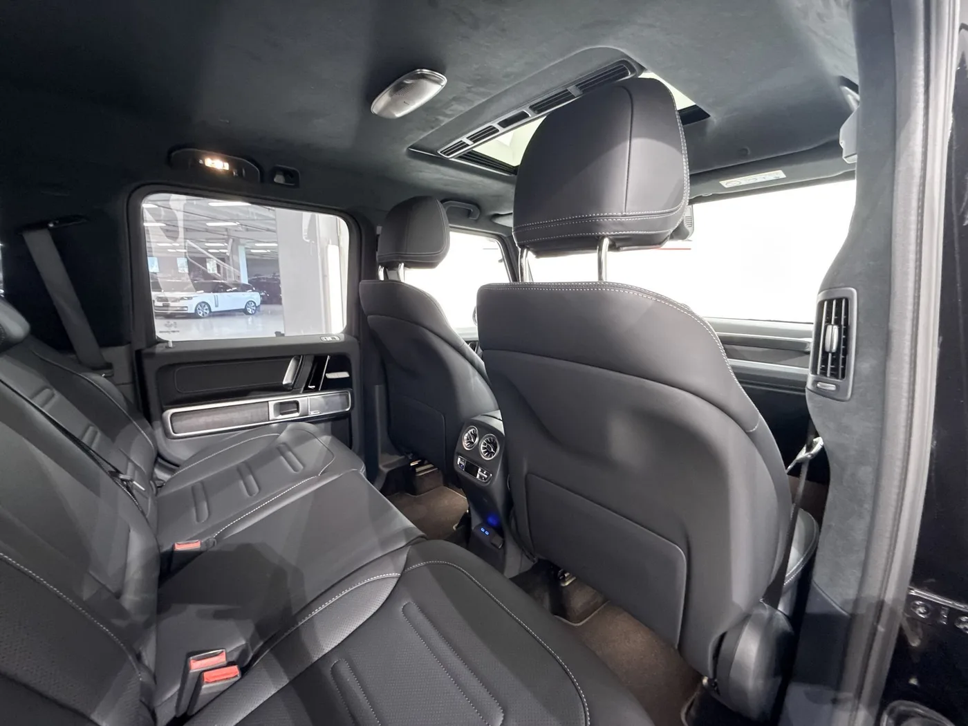 2025 Mercedes-Benz G 450 d AMG Line offered by a supercar dealer in Zibido San Giacomo, Italy, photo 22 of 25