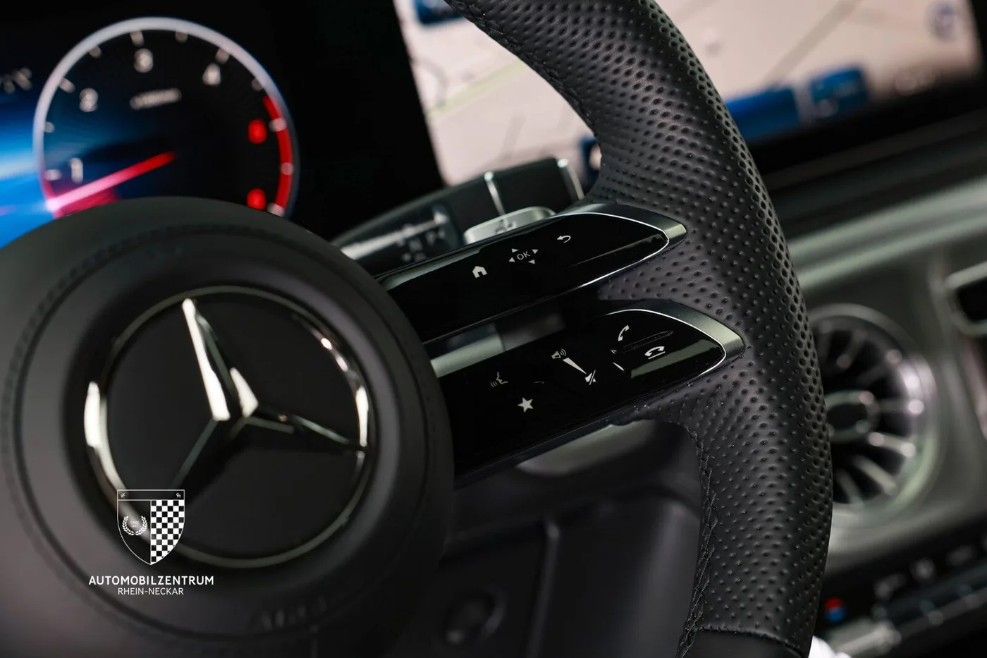 2025 Mercedes-Benz G 450 d AMG Line offered by a supercar dealer in Viernheim, Germany, photo 17 of 25