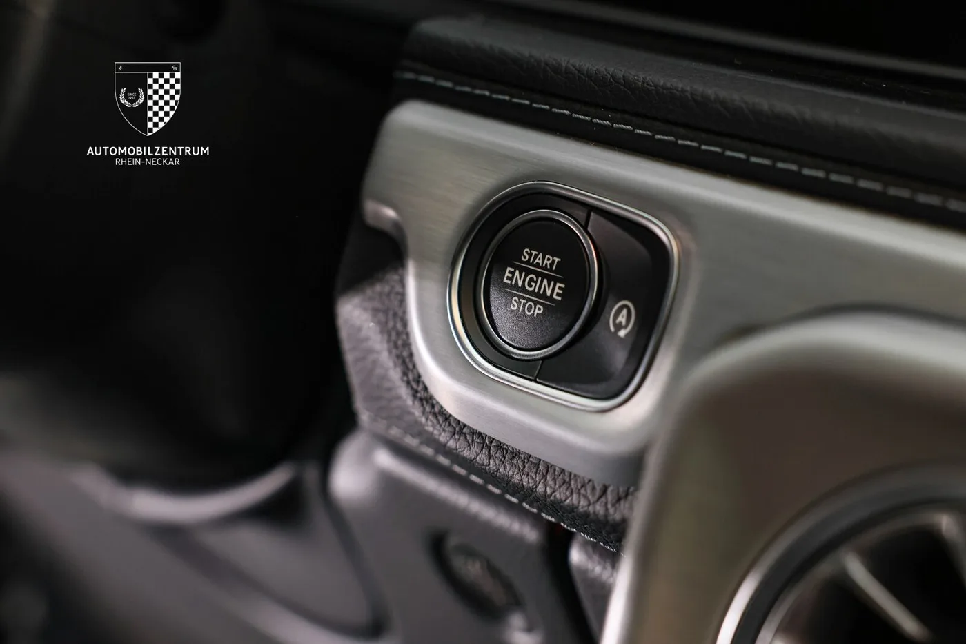 2025 Mercedes-Benz G 450 d AMG Line offered by a supercar dealer in Viernheim, Germany, photo 18 of 25