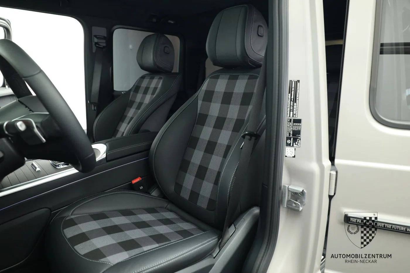2025 Mercedes-Benz G 500 offered by a supercar dealer in Viernheim, Germany, photo 13 of 25