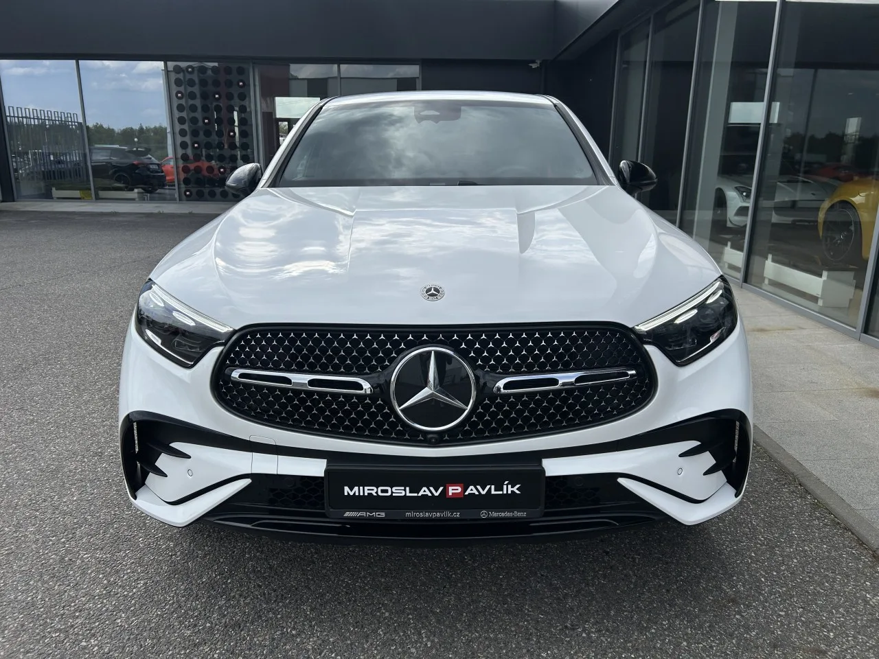 2025 Mercedes-Benz GLC 200 d 4MATIC, Coupé, AMG Line proposée par un concessionnaire spécialisé à Písek, Tchéquie, photo 2 sur 28