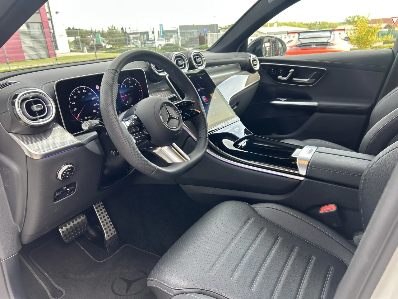 2025 Mercedes-Benz GLC 200 d 4MATIC, Coupé, AMG Line proposée par un concessionnaire spécialisé à Písek, Tchéquie, photo 12 sur 28
