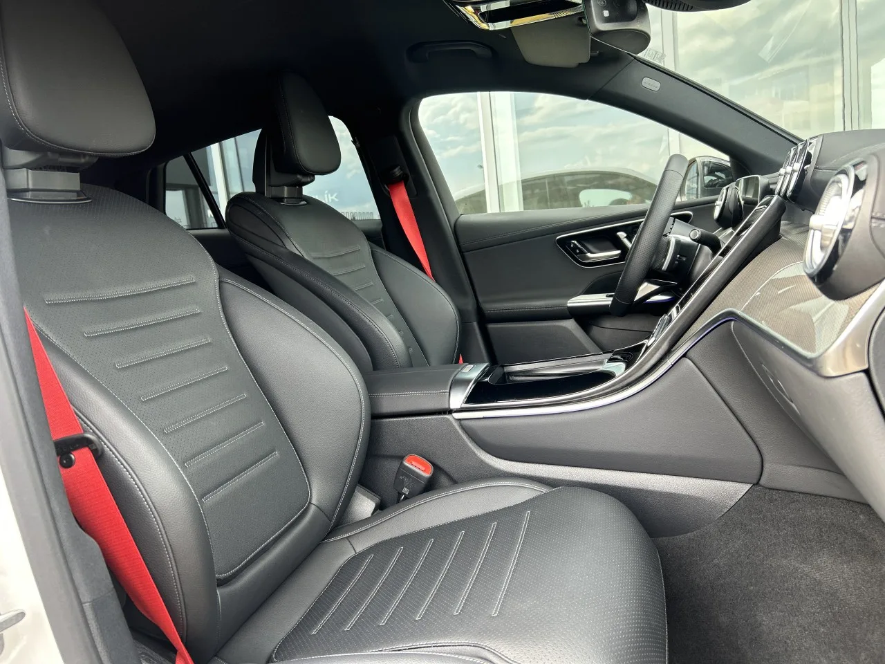 2025 Mercedes-Benz GLC 200 d 4MATIC, Coupé, AMG Line proposée par un concessionnaire spécialisé à Písek, Tchéquie, photo 16 sur 28