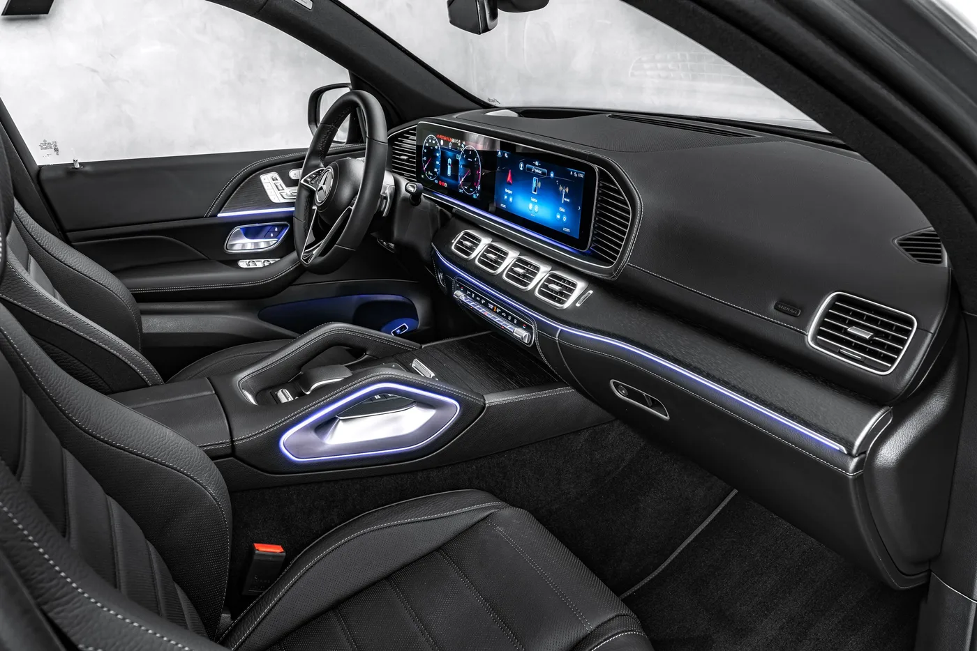 2025 Mercedes-Benz GLE 450 d 4MATIC, AMG Line proposée par un concessionnaire spécialisé à Ostrava, Tchéquie, photo 13 sur 25
