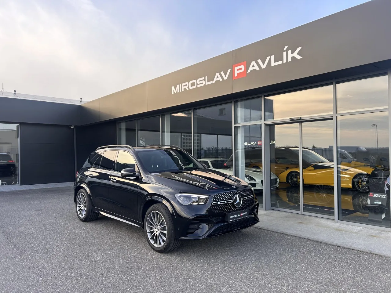 2025 Mercedes-Benz GLE 450 d 4MATIC, AMG Line and Night package proposée par un concessionnaire spécialisé à Písek, Tchéquie, photo principale