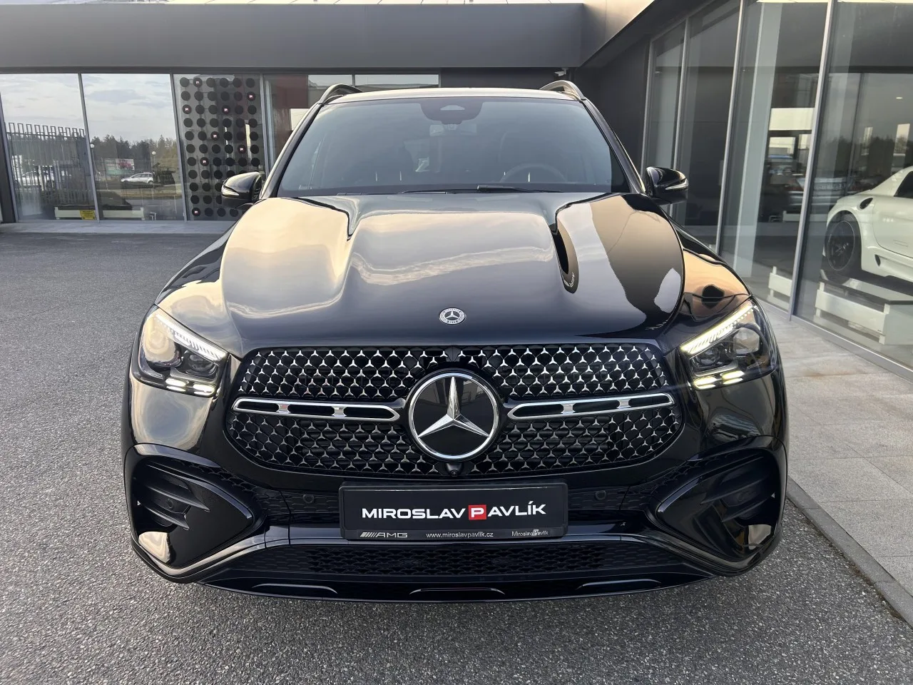 2025 Mercedes-Benz GLE 450 d 4MATIC, AMG Line and Night package proposée par un concessionnaire spécialisé à Písek, Tchéquie, photo 2 sur 29