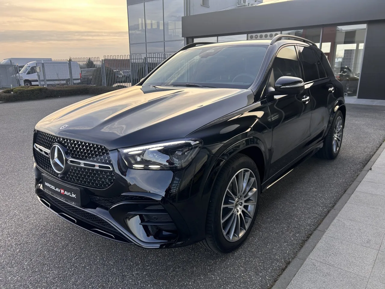 2025 Mercedes-Benz GLE 450 d 4MATIC, AMG Line and Night package proposée par un concessionnaire spécialisé à Písek, Tchéquie, photo 3 sur 29