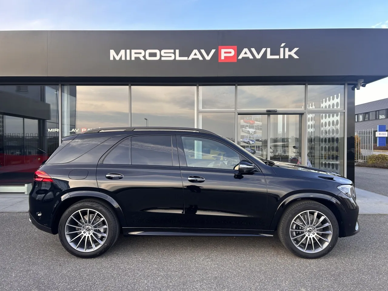 2025 Mercedes-Benz GLE 450 d 4MATIC, AMG Line and Night package proposée par un concessionnaire spécialisé à Písek, Tchéquie, photo 4 sur 29