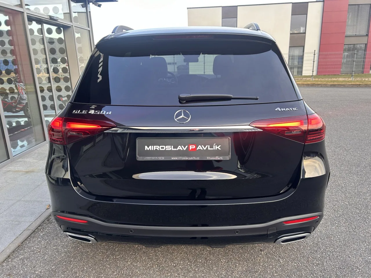 2025 Mercedes-Benz GLE 450 d 4MATIC, AMG Line and Night package proposée par un concessionnaire spécialisé à Písek, Tchéquie, photo 6 sur 29