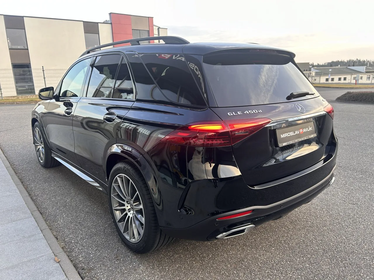 2025 Mercedes-Benz GLE 450 d 4MATIC, AMG Line and Night package proposée par un concessionnaire spécialisé à Písek, Tchéquie, photo 7 sur 29