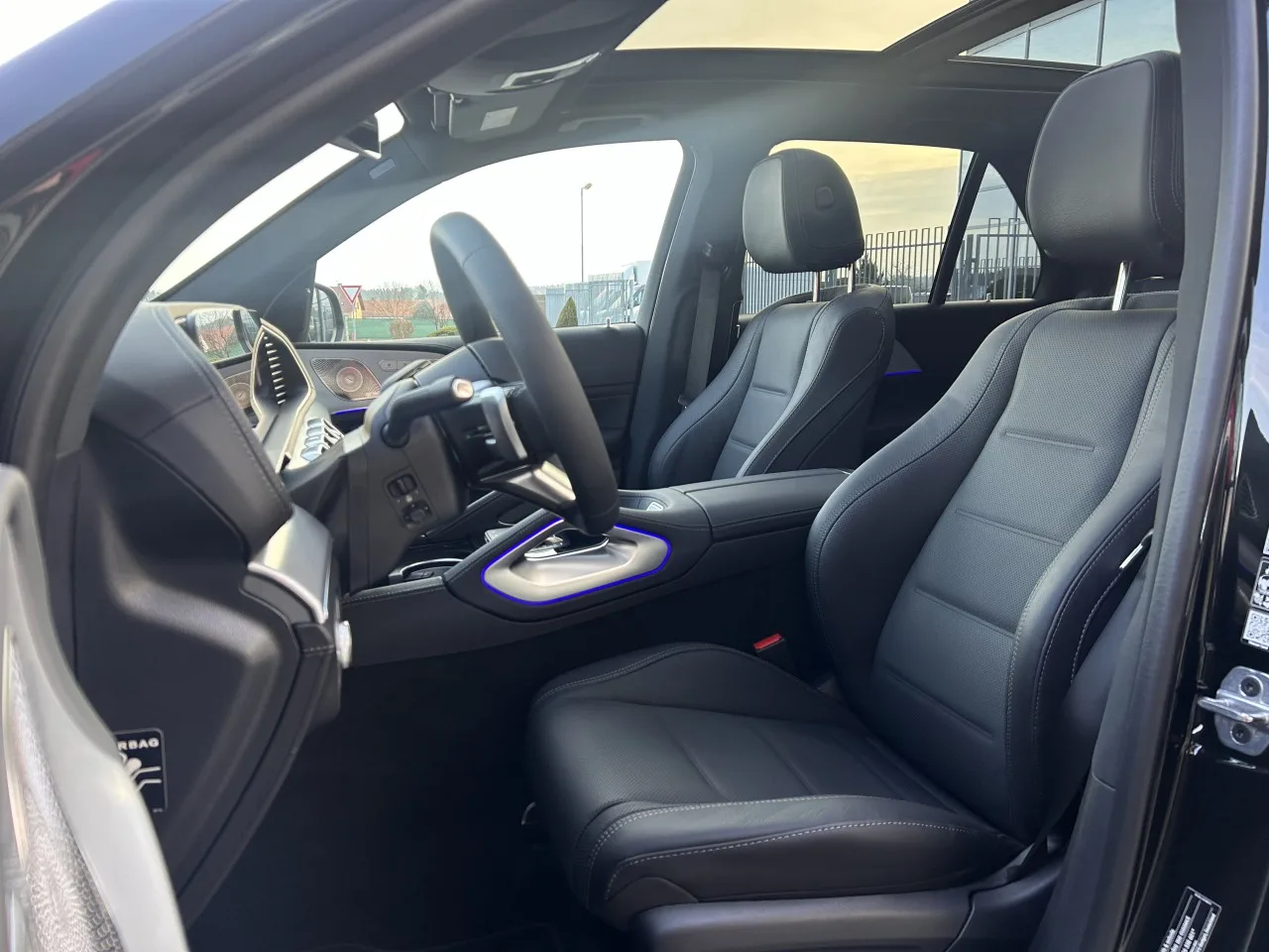 2025 Mercedes-Benz GLE 450 d 4MATIC, AMG Line and Night package proposée par un concessionnaire spécialisé à Písek, Tchéquie, photo 9 sur 29