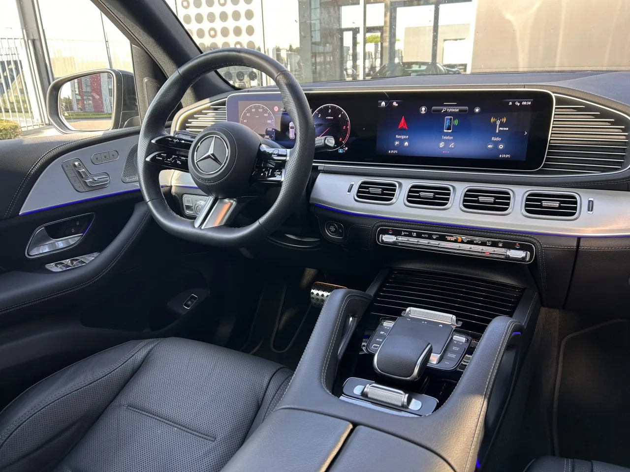 2025 Mercedes-Benz GLE 450 d 4MATIC, AMG Line and Night package proposée par un concessionnaire spécialisé à Písek, Tchéquie, photo 11 sur 29