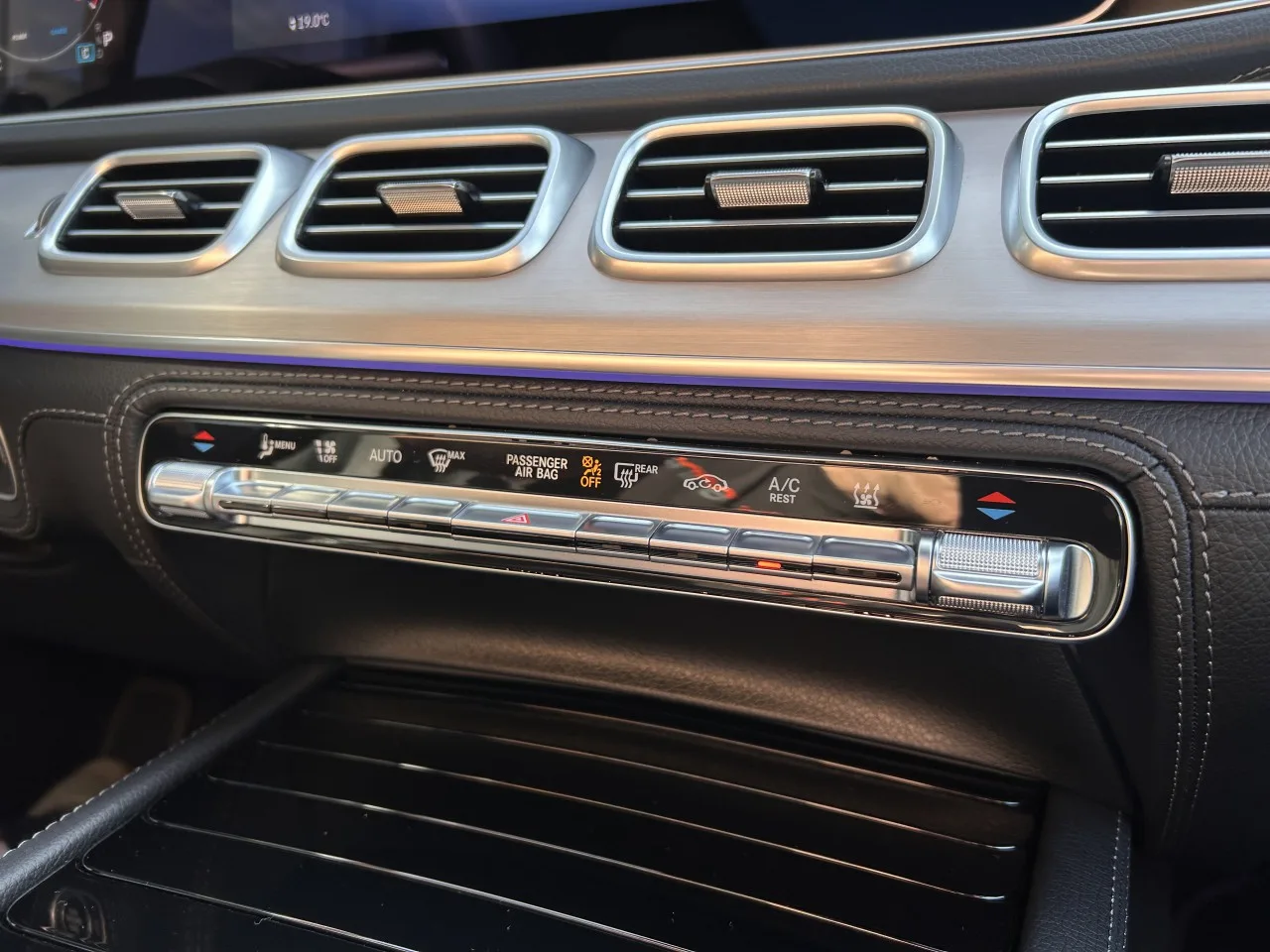 2025 Mercedes-Benz GLE 450 d 4MATIC, AMG Line and Night package proposée par un concessionnaire spécialisé à Písek, Tchéquie, photo 23 sur 29